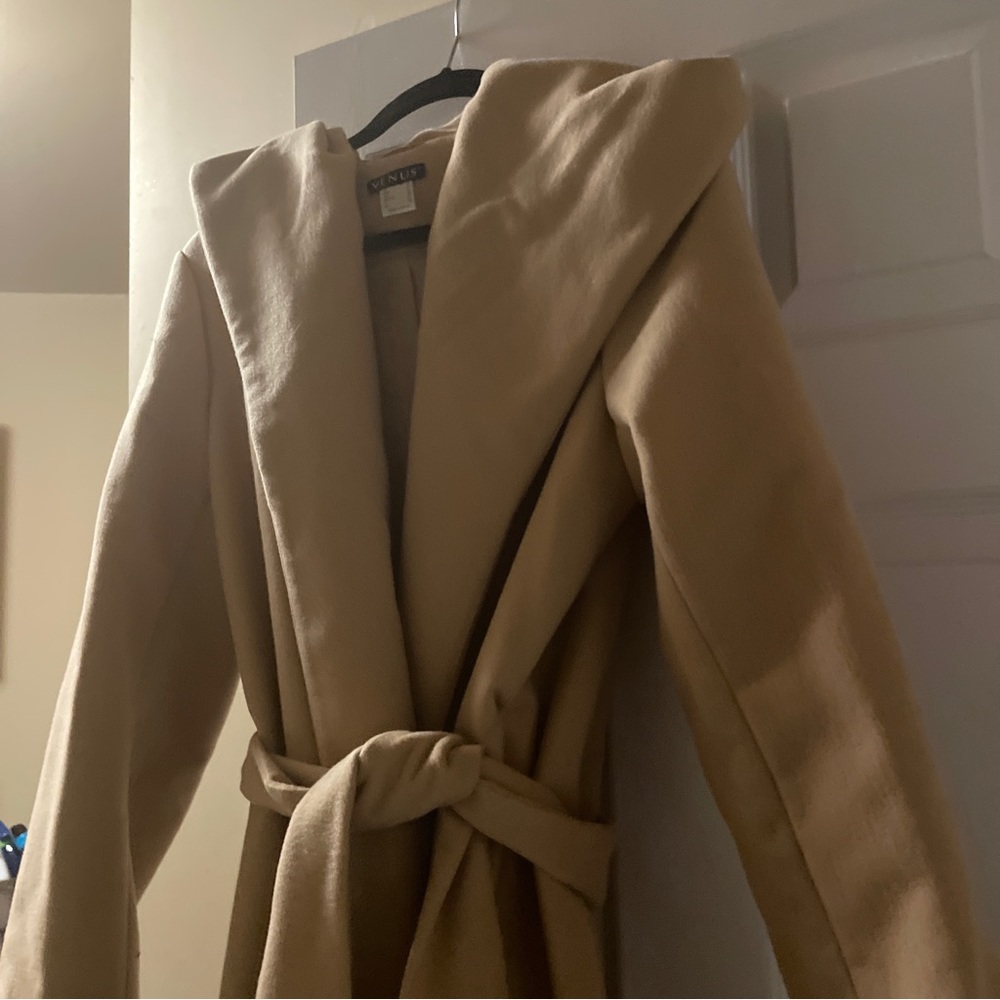 Venus fall coat - NBW. Has a hood with scalloped bottom front